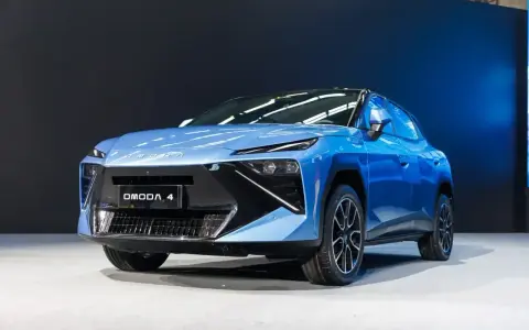 Niebieski OMODA 4, jeden z nowoczesnych chińskich samochodów, prezentuje futurystyczny design z ostrymi liniami i agresywnym przodem.
