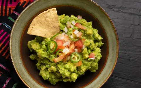 Guacamole: Prosty przepis, triki na przechowywanie i podawanie.
