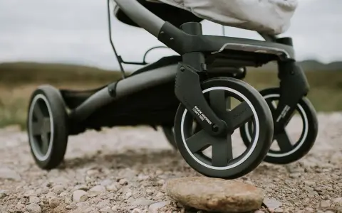 Wózek spacerowy obrotowy z amortyzatorami "Comfy Ride" gotowy na każdą wyprawę po kamienistym terenie.