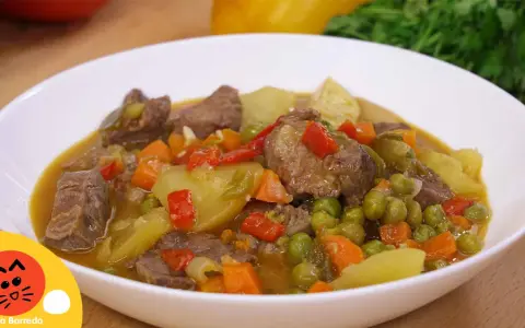 Un reconfortante plato de ternera a la jardinera, con trozos de carne tierna, patatas, zanahorias, guisantes y pimientos en una sabrosa salsa.