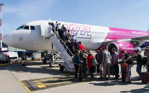 Pasażerowie Wizz Air wsiadają do samolotu. Zastanawiasz się, ile kosztuje bagaż Wizzair? Sprawdź cennik przed podróżą!
