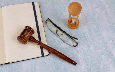 Młotek sędziowski, okulary i klepsydra symbolizują potrzebę przywrócenia terminu do odrzucenia spadku.