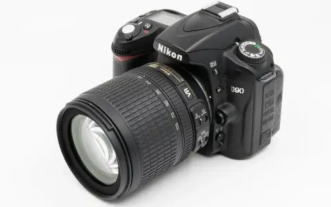 Czarny aparat Nikon D90 z obiektywem 18-105mm VR. Szczegółowe nikon d90 dane techniczne znajdziesz w internecie.