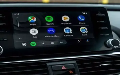 Ekran samochodu z Android Auto, pokazujący ikony Map, Spotify, Muzyki i Telefonu. Połączenie przez android auto bluetooth ułatwia dostęp do aplikacji.