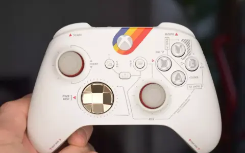 Biały kontroler Xbox z tęczowym paskiem i oznaczeniami przypominającymi kokpit. Idealny do testów xbox pad.