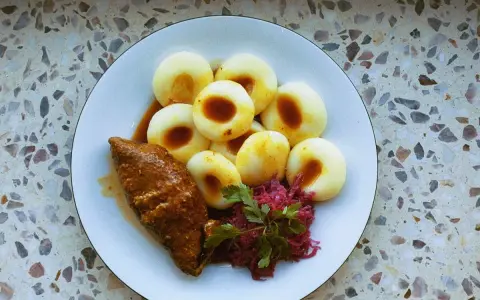 Ile gotować kluski śląskie po wypłynięciu? Złota zasada!