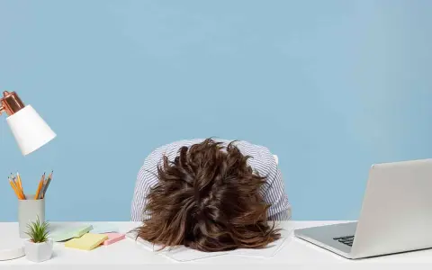 Testa affondata sulla scrivania, con un laptop aperto e post-it colorati. La sensazione è chiara: non voglio tornare a lavoro.