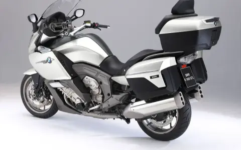 Srebrny motocykl BMW K 1600 GTL. Choć piękny, jego wady mogą być kosztowne.