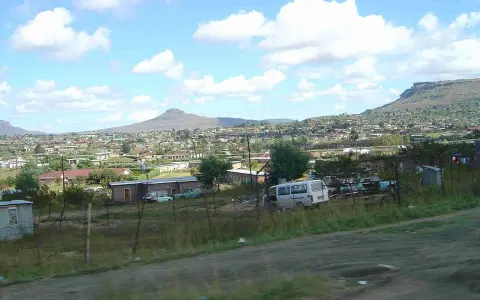 Widok na Maseru, stolicę Lesotho, z domami i górami w tle.