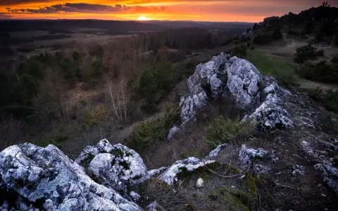 Góry Świętokrzyskie: Odkryj najstarsze góry Polski! Przewodnik