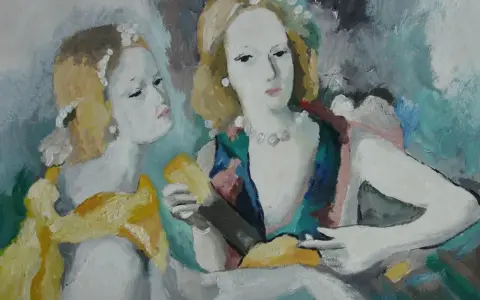 Deux femmes aux visages pâles, parées de perles, dans un style typique des œuvres d'art de Marie Laurencin. L'une tient un objet jaune, l'autre semble écouter.