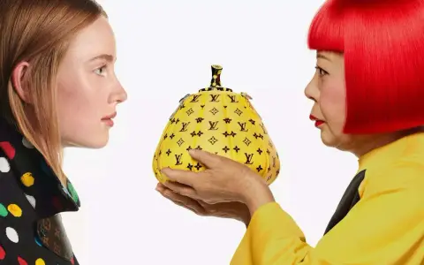 Yayoi Kusama présente une création vibrante pour Louis Vuitton, un sac jaune orné de son motif iconique.