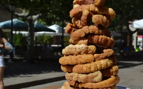 Torre de torreznos, un imprescindible que comer en Soria. Crujientes y dorados, perfectos para disfrutar al aire libre.