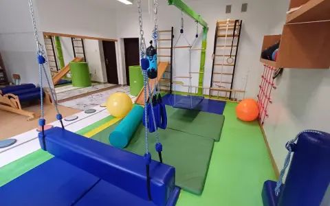 Sala do terapii SI z huśtawkami, materacami i piłkami. Sprzęt może pomóc w rozpoznaniu pierwszych objawów zaburzenia integracji sensorycznej.
