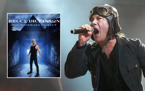 Bruce Dickinson heute, mit Pilotenmütze und Mikrofon, singt auf der Bühne. Links daneben das Albumcover "The Mandrake Project".
