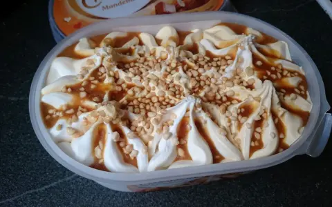 Cremissimo Mandelmagie: Vanilleeis mit Karamellsauce und gehackten Mandeln. So besteht Eis aus Genuss!