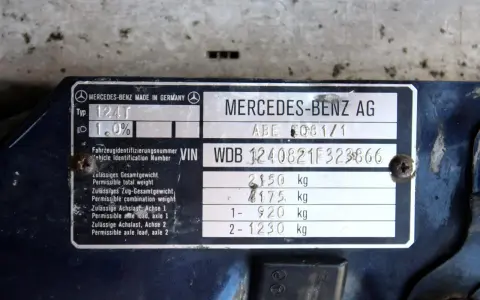 Tabliczka znamionowa Mercedesa z numerem VIN: WDB 1240821F323866. Podano też dane techniczne pojazdu.