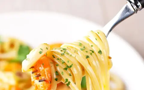 Un primo piatto invitante: spaghetti con gamberetti succulenti e prezzemolo fresco, pronti per essere gustati.