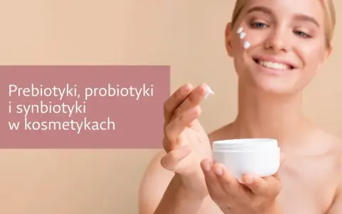 Uśmiechnięta kobieta aplikuje krem z prebiotykami na twarz. Pielęgnacja skóry z wykorzystaniem dobroczynnych składników.