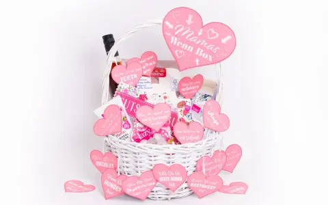 Ein liebevolles geburtstagsgeschenk mama selber machen: Eine weiße Korbtasche gefüllt mit rosa Herzen, die liebevolle Botschaften für Mamas tragen.
