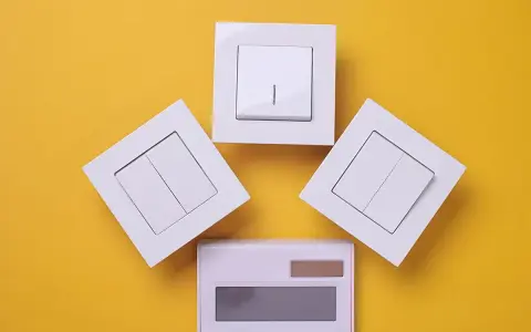 Interruptores y calculadora, elementos clave para controlar el consumo eléctrico y optimizar tus gastos.