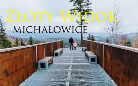 Rodzina podziwia złoty widok w Michałowicach z platformy widokowej.