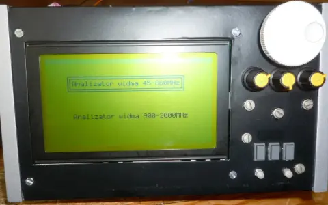 Na ekranie urządzenia widnieje napis "Analizator widma 45-860MHz", a poniżej "Analizator widma 900-2000MHz".