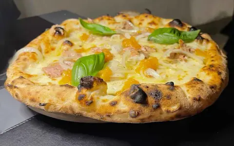 Pizza tonno e cipolla con mozzarella filante, pomodoro e basilico fresco. Croccante e saporita, un classico intramontabile.