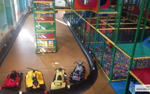 Fahrspaß für die ganze Familie: Bunte Go-Karts warten auf kleine Rennfahrer im Spielparadies am Hertha-See. Tolle Veranstaltungen im Kreis Borken!