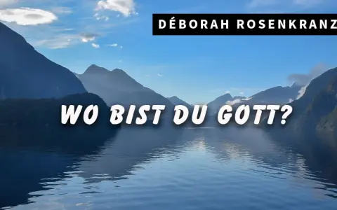 DÉBORAH ROSENKRANZ fragt "Wo bist du Gott?" vor einer majestätischen Bergkulisse am See.