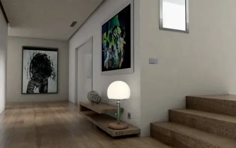 Nowoczesny, mały przedpokój glamour z drewnianą podłogą, abstrakcyjnymi obrazami i designerską lampką.