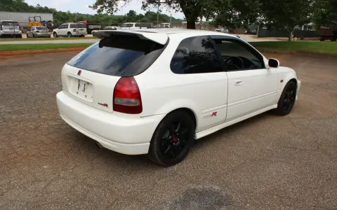 Białe Honda Civic EK9 Type R z czarnymi felgami i spojlerem, gotowe do jazdy.