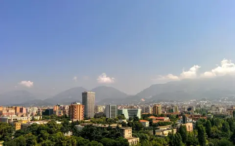 Widok na Tiranę, Albanię. Miasto z nowoczesnymi budynkami i górami w tle. Czy w Albanii jest bezpiecznie? Tak, podróżni często czują się tu bezpiecznie.