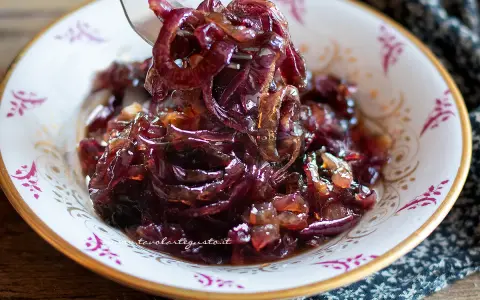 Cipolle caramellate in padella, dolci e saporite, servite in una ciotola decorata.