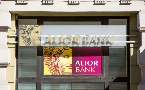 Alior Bank oferuje innowacyjne rozwiązania, w tym dostęp do kryptowalut. Na fasadzie banku widnieje logo z wizerunkiem głowy.