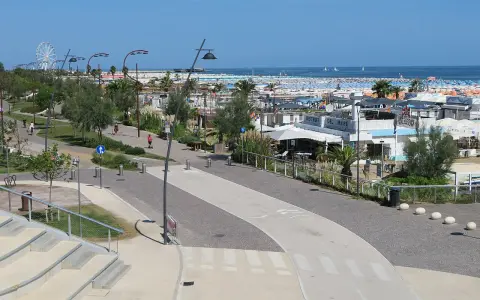 Passeggiata lungomare a Viserbella centro, con spiaggia attrezzata, stabilimenti balneari e un bistrot sul mare.