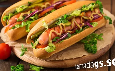 Två saftiga varmkorvar med alla tillbehör, perfekt för varmkorvens dag.