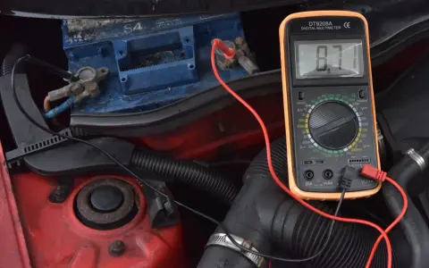 Multimetr pokazuje 8,71V, co świadczy o tym, że akumulator jest rozładowany.