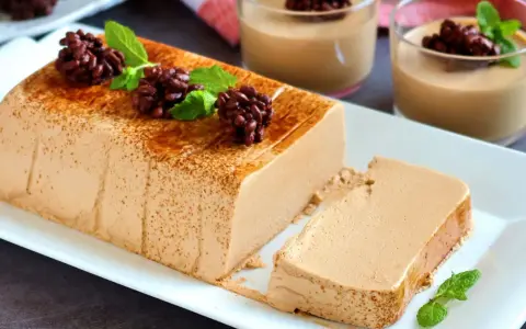 Deliciosa tarta de café, cremosa y con un toque de cacao espolvoreado. Perfecta para disfrutar en cualquier momento.