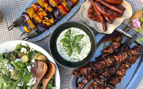 Grillad skinkstek i gryta, korv, grönsaksspett och en fräsch potatissallad med fetaost. En perfekt sommarmåltid!