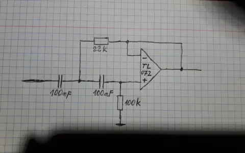 Schemat obwodu z TL072, kondensatorami 100nF, rezystorem 22k i 100k. To jest filtr górnoprzepustowy.