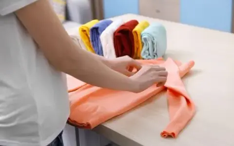 Koniec z prasowaniem! Składanie ubrań bez zagnieceń triki