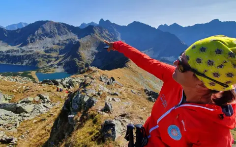 Na kursie przewodnik tatrzański, instruktorka wskazuje drogę nad Morskie Oko.