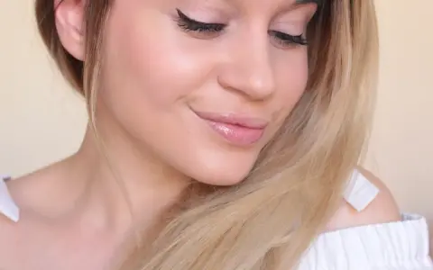 Un maquillage nude subtil rehausse la beauté naturelle de cette jeune femme aux cheveux blonds.