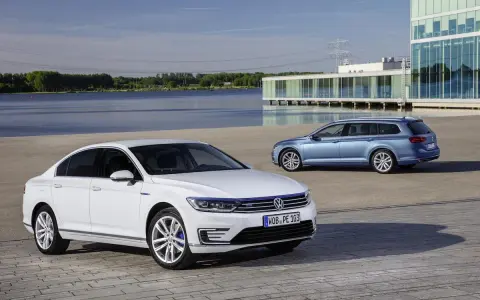 Dos Volkswagen Passat, uno blanco sedán y otro azul familiar, perfectos para viajes que se puede conducir con el carnet B.