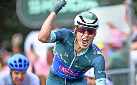 Jasper Philipsen jubelt im Regen, die Faust geballt. Ein Triumph im Radsport, der ihm alles abverlangte.