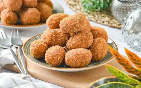 Deliciosas croquetas de jamón, un clásico de la receta española, doradas y crujientes, listas para disfrutar.