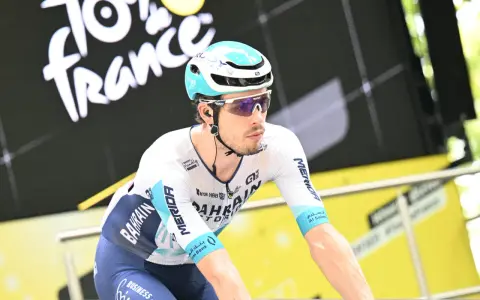 Radfahrer Phil Bauhaus im Bahrain Victor-Trikot, bereit für die Tour de France.