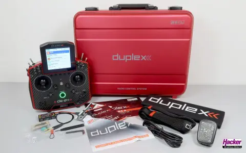 Ein roter Koffer mit "duplex" Schriftzug und ein Jeti DS-24 Sender mit Zubehör.