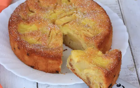 Una deliziosa torta di mele con crema pasticcera, cosparsa di zucchero a velo, pronta per essere gustata.